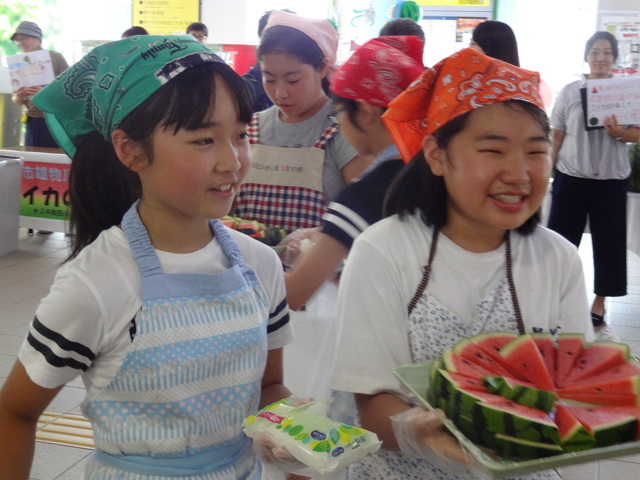 雄物川小学校5 ６年生によるスイカの試食 販売を行いました 横手かまくらエフエムスタッフブログ